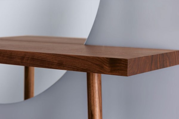 minimalisticki-stolovi-za-nju-i-njega 