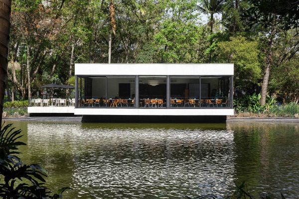 stakleni-restoran-na-jezeru 