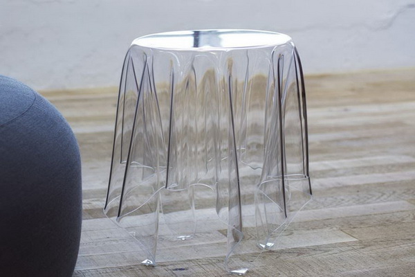 plasticni-stoljnak-koji-lebdi 