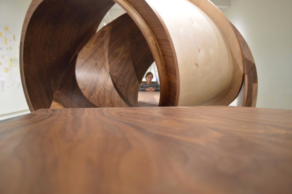 stolovi-skulpturalnog-oblika-i-apstraktnog-izgleda 