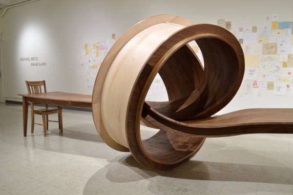 stolovi-skulpturalnog-oblika-i-apstraktnog-izgleda 