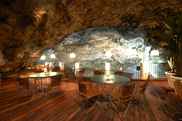 Opčinjavajući restoran u pećini kraj mora