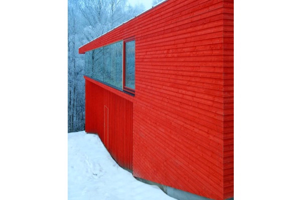 crveno-zdanje-u-norveskim-brdima 