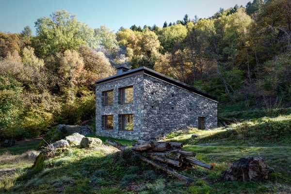 Kamena kuća u Alpima