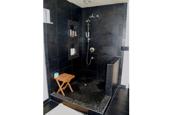 elegantna-crna-keramika-u-kupatilu 