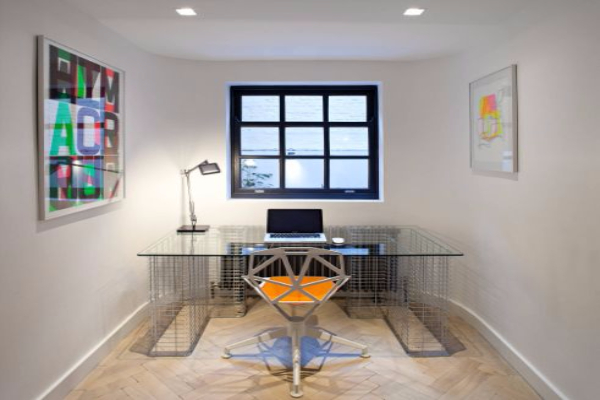 industrijski-dizajnirani-stolovi-u-kancelarijskom-prostoru 