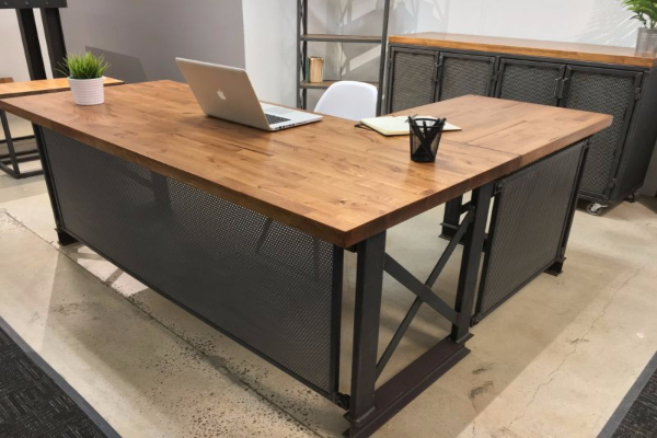 industrijski-dizajnirani-stolovi-u-kancelarijskom-prostoru 