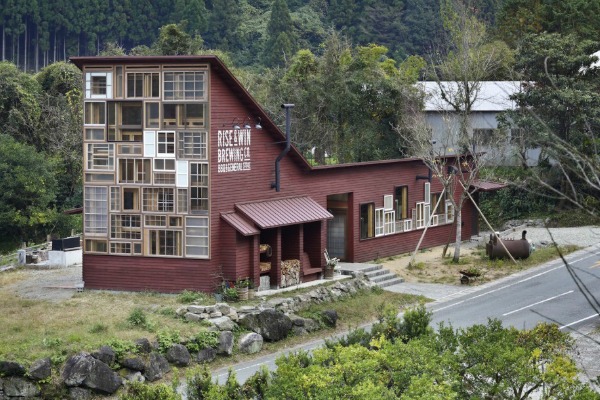 japanski-restoran-u-potpunosti-izgradjen-od-recikliranih-materijala 