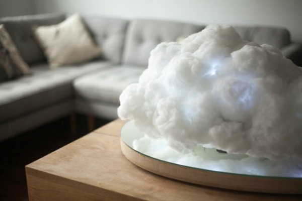 oblak-sa-zvucnikom-i-led-osvetljenjem 