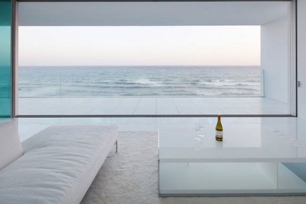minimalisticki-kuca-na-obali-mora 