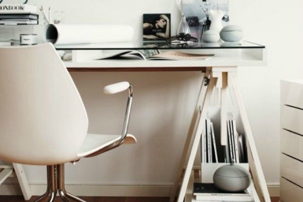 elegantni-stakleni-stolovi-za-kucne-kancelarije 