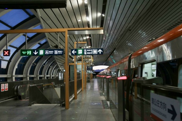 nadzemni-metro-sa-prozorima-u-pekingu 