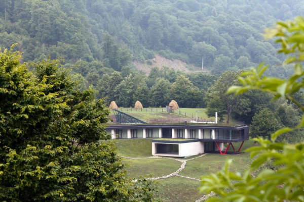 predivni-planinski-hotel-koji-se-stapa-sa-prirodom 