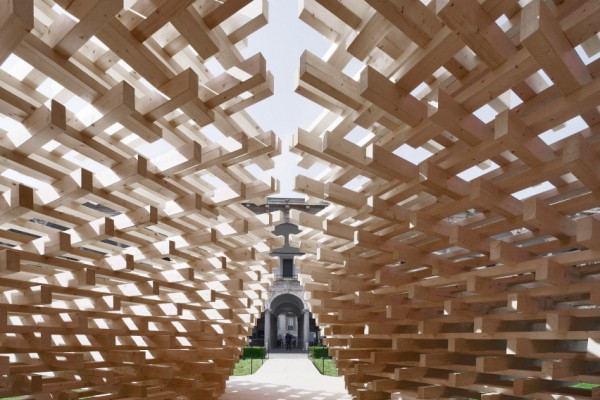 Piramidalni paviljon izgrađen od 1.600 drvenih greda