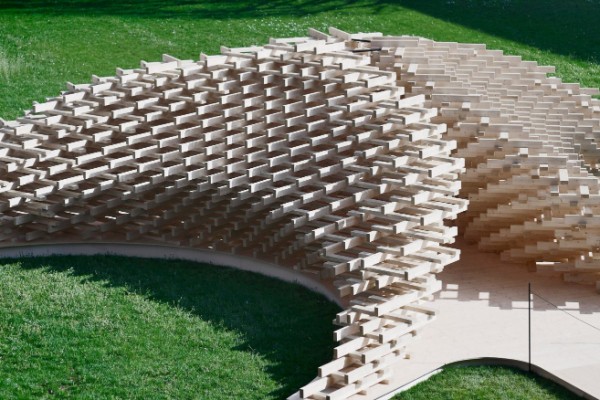 Piramidalni paviljon izgrađen od 1.600 drvenih greda