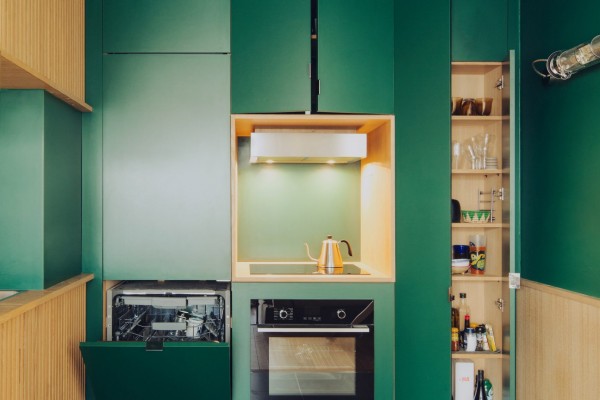 elegantna-smaragdno-zelena-kuhinja-pariskog-stana 