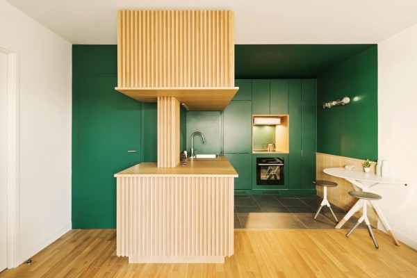elegantna-smaragdno-zelena-kuhinja-pariskog-stana 