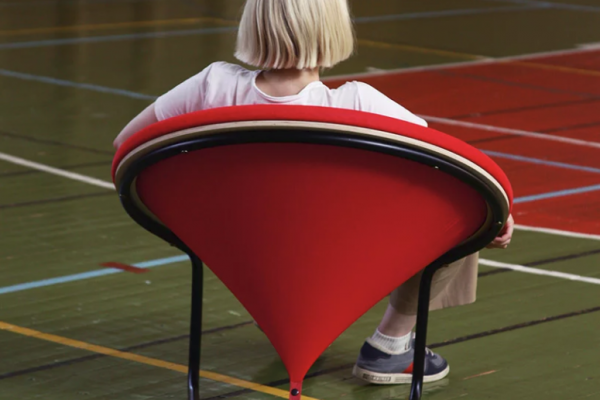 red-dot-neverovatna-stolica-ravnog-dizajna 