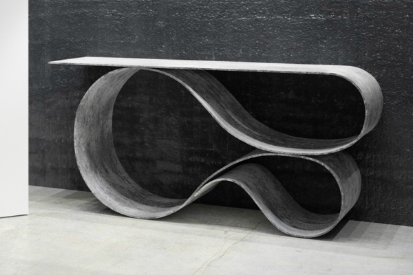 skulpturalni-sto-kreiran-od-betonskog-platna 