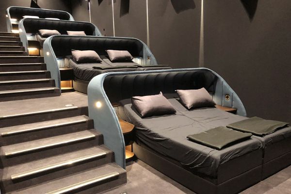 Bioskop koji ima krevete umesto sedišta