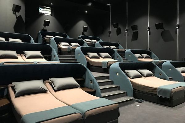Bioskop koji ima krevete umesto sedišta