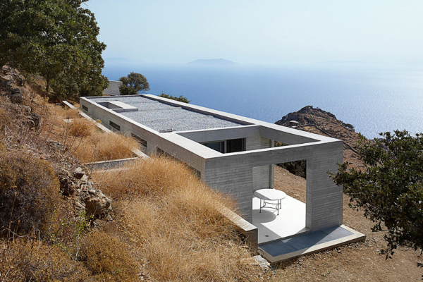 linearna-betonska-kuca-na-brdu-grckog-ostrva 