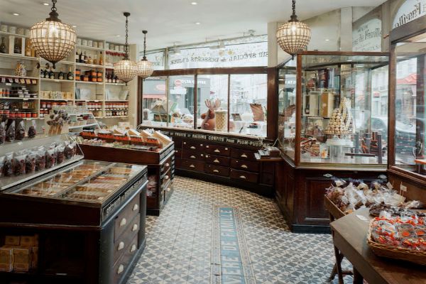 najstarija-prodavnica-slatkisa-u-parizu-izgleda-neodoljivo 