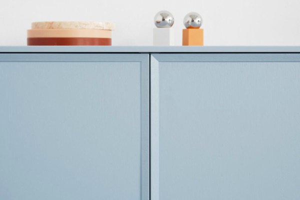 minimalisticka-kuhinja-dostupna-u-tri-boje 