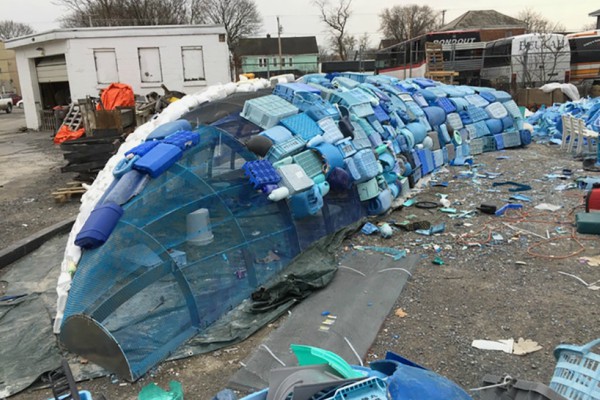 skulptura-kita-napravljena-od-plasticnog-otpada 