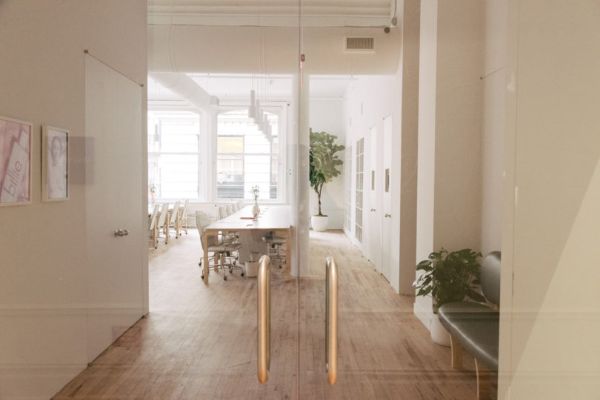 minimalisticki-kancelarijski-prostor 