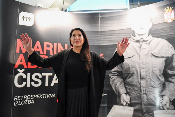 Marina Abramović u prvom obraćanju javnosti pozvala domaću publiku da pogleda izložbu: „Čistač kao metafora za oslobađanjeprošlosti, svesti, spiritualnog i fizičkog“