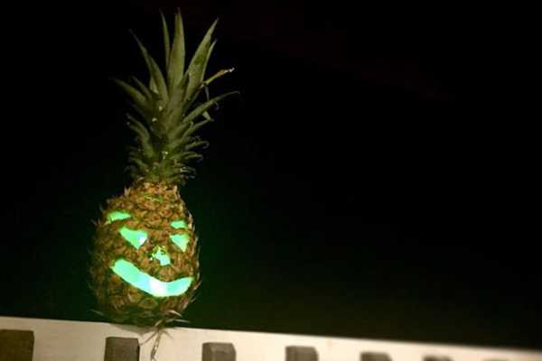 ideja-za-noc-vestica-rezbarenje-ananasa-umesto-bundeve 
