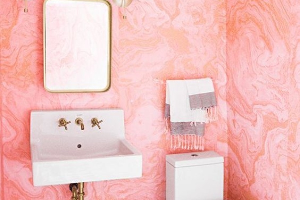 glamurozne-pink-i-zlatne-nijanse-boja-u-kupatilu 