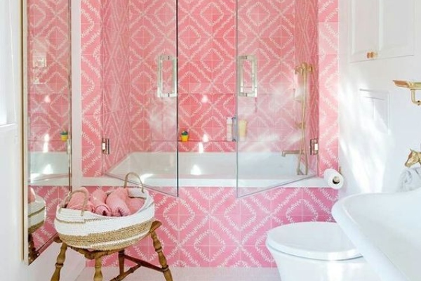 glamurozne-pink-i-zlatne-nijanse-boja-u-kupatilu 