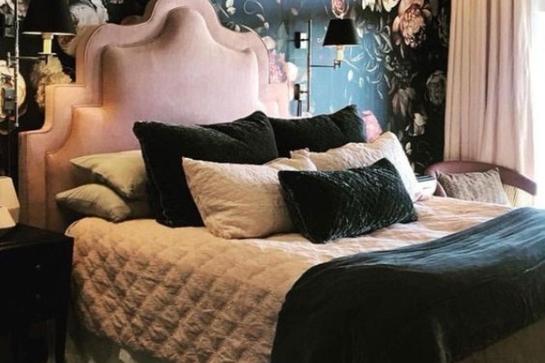 rafinirani-pink-crni-dekor-u-spavacoj-sobi 