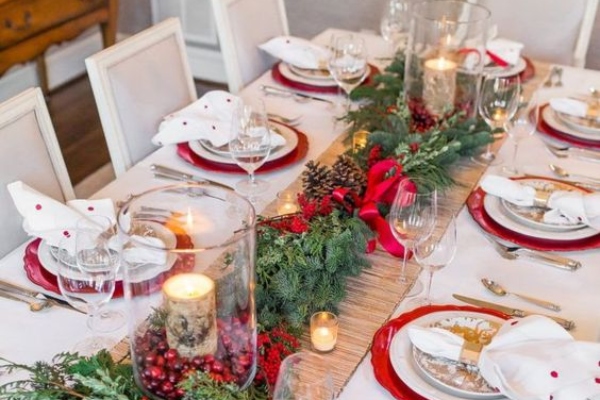 Predlozi za božićnu dekoraciju trpezarijskog stola