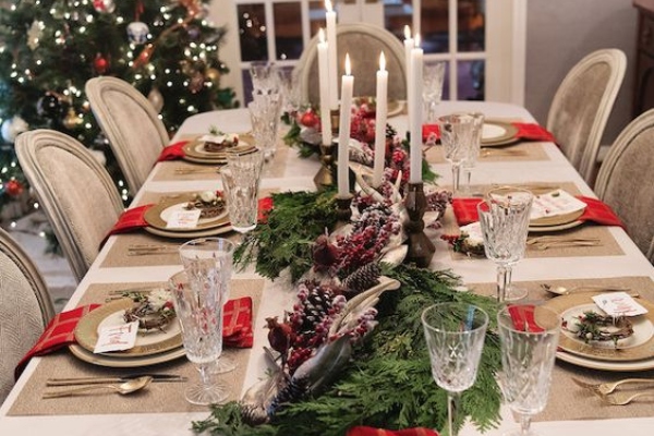 Predlozi za božićnu dekoraciju trpezarijskog stola