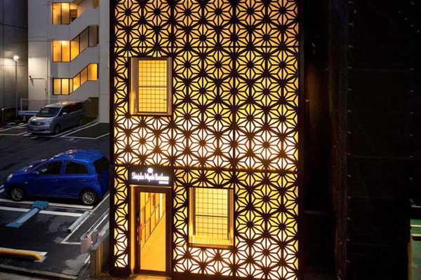 umetnicka-fasada-daje-ovom-malom-japanskom-hotelu-jedinstveni-izgled 