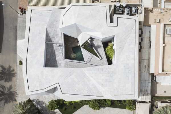 kuca-dizajnirana-kao-origami-sa-armiranim-betonom-umesto-papira 