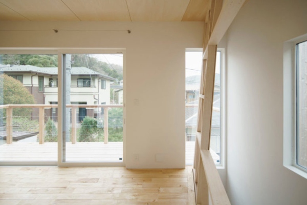 ultra-minimalisticka-kuca-u-japanu-napravljena-od-drveta 