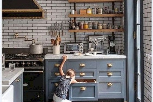 kreativna-resenja-za-dizajn-kuhinje-plavi-i-braon-tonovi 