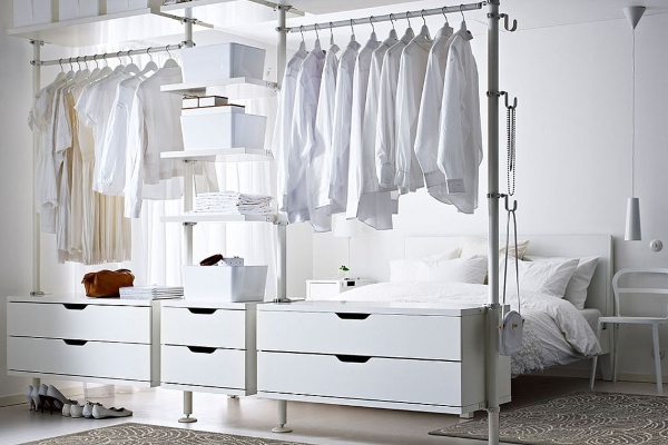 Moderni IKEA garderoberi i prostori za odlaganje u spavaćoj sobi