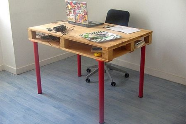 prakticni-stolovi-za-kucne-kancelarije-od-paleta 