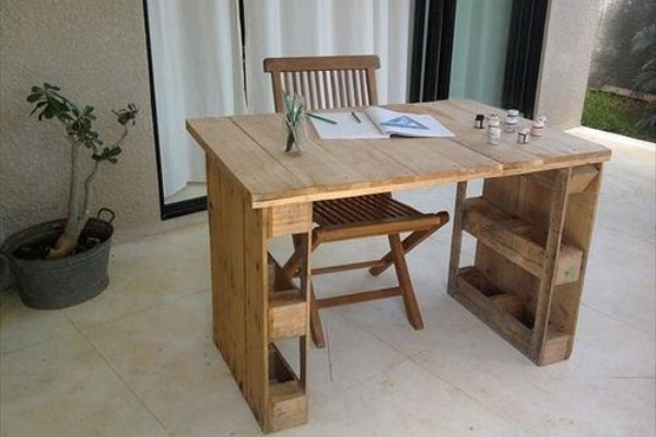 prakticni-stolovi-za-kucne-kancelarije-od-paleta 