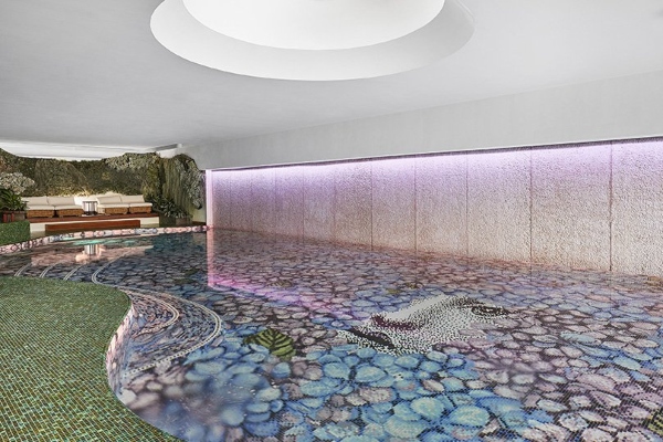 bazen-jednog-italijanskog-hotela-prekriven-sa-600-000-mozaicnih-plocica 