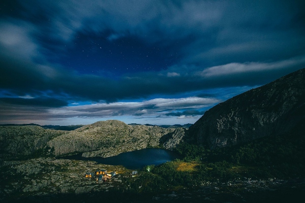 planinarski-dom-u-norveskoj-nudi-vam-da-zavirite-kroz-prozor-raja 