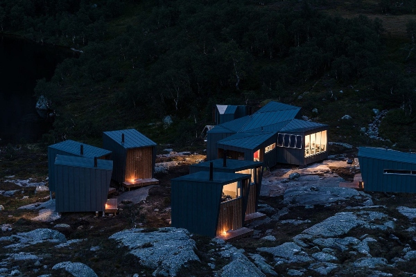 planinarski-dom-u-norveskoj-nudi-vam-da-zavirite-kroz-prozor-raja 