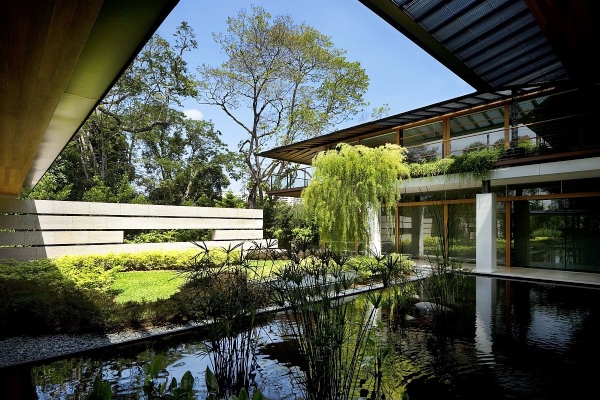krovni-vrtovi-i-terase-oblikovali-porodicnu-kucu-u-singapuru 