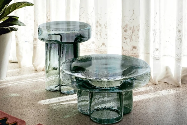 murano-staklo-oblikovalo-skulpturalne-stolove-za-kafu 
