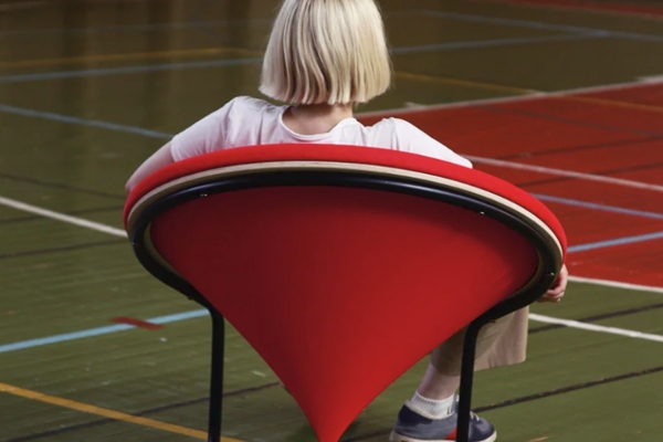 upecatljiva-red-dot-stolica-koja-izgleda-kao-ravna-ploca 